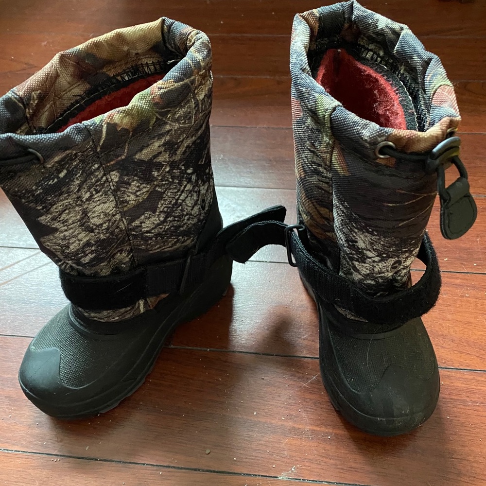 Size 10 toddler camo Kamik boots